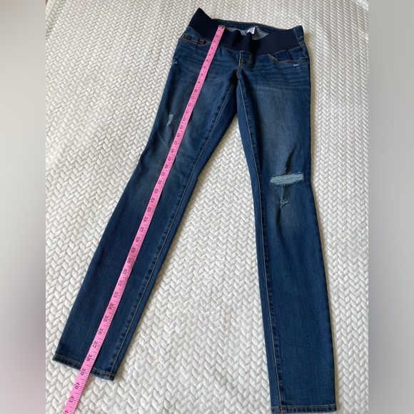 Old navy maternity jeans - Picture 2 of 5